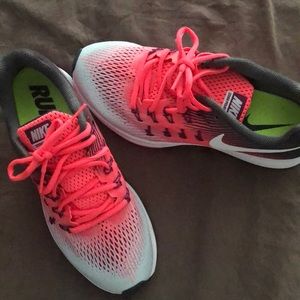 Nike Zoom Pegasus 33 neon pink, size 9 Women’s